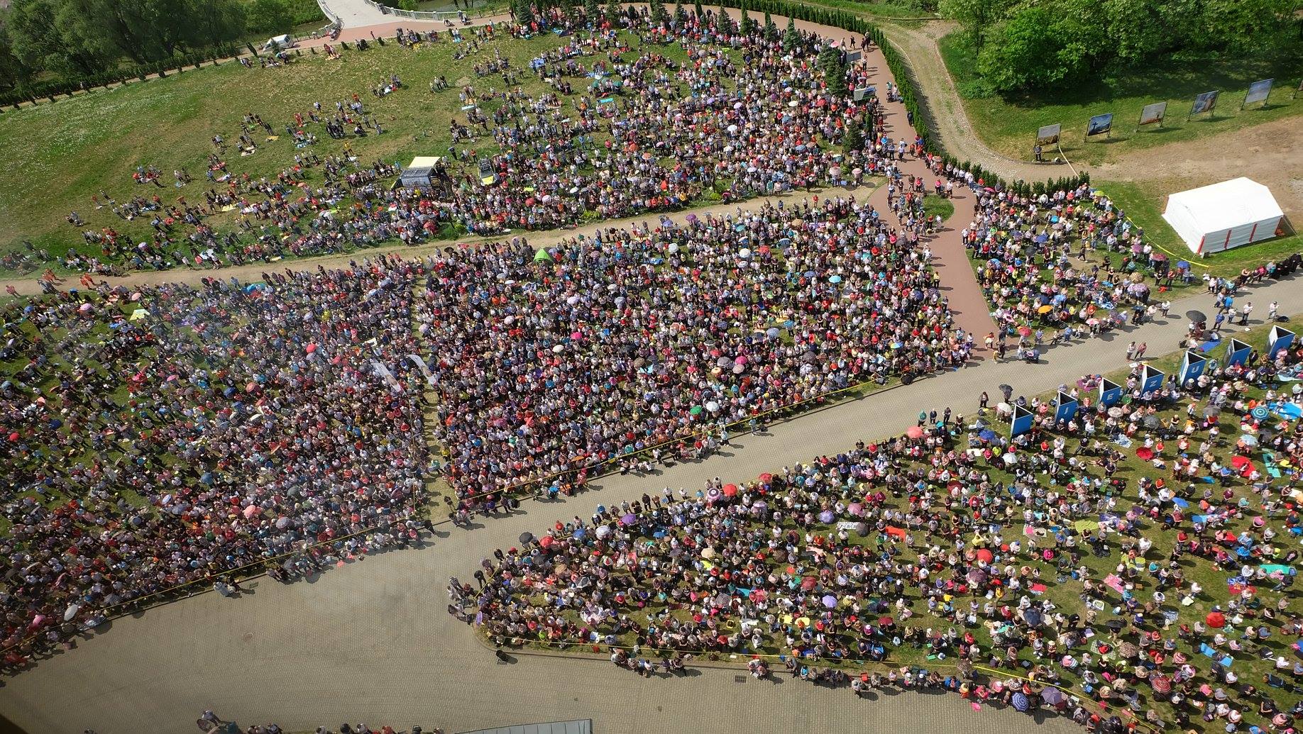 Tisíce pútnikov pred Sanktuáriom Božieho milosrdenstva