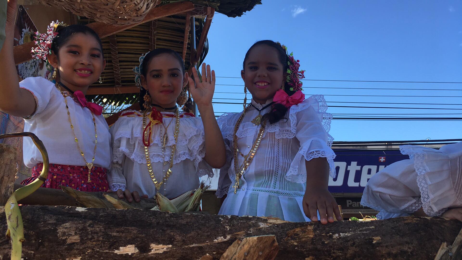 Dievčatá z mesta Santiago na náboženskom sprievode