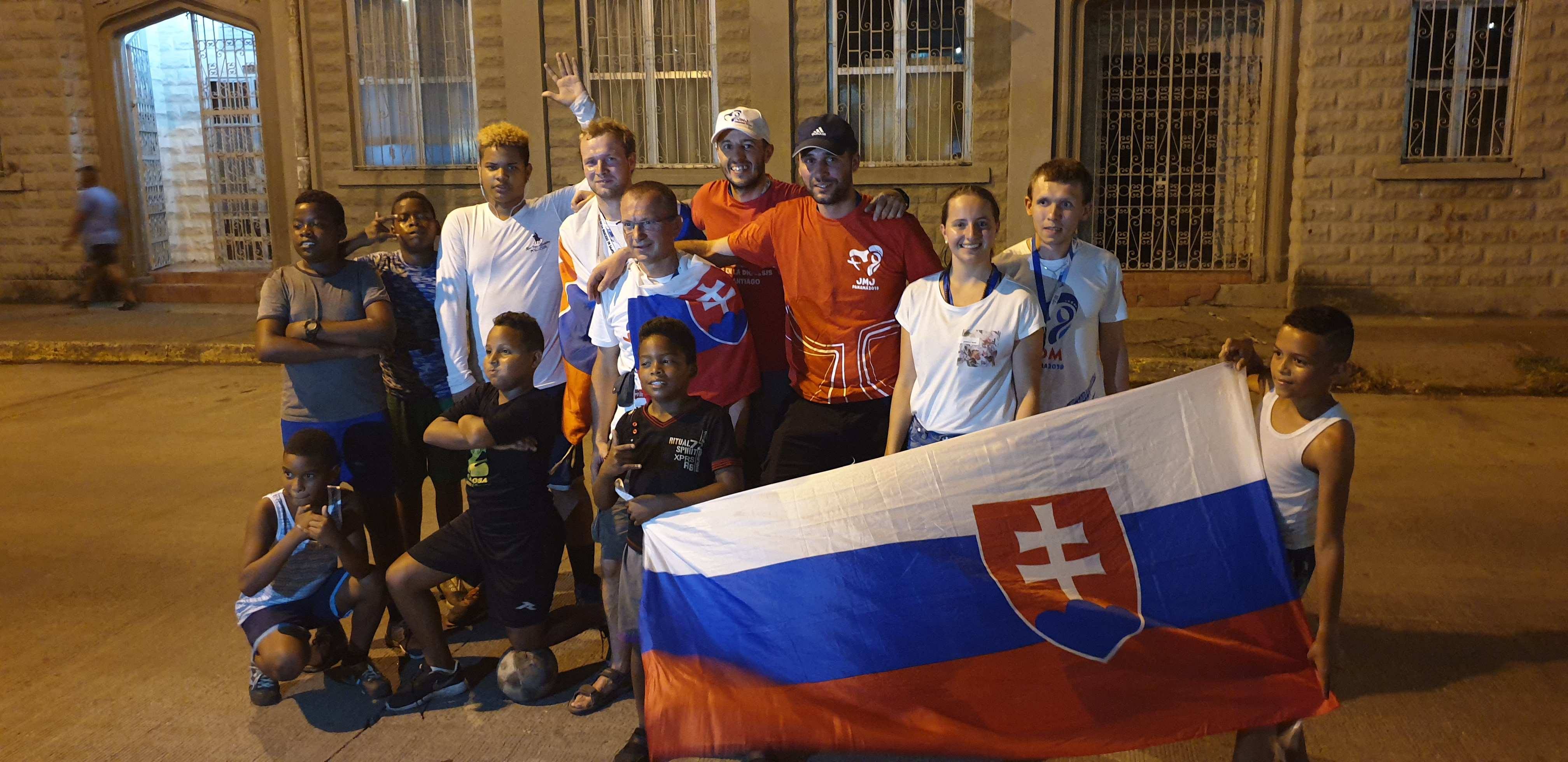 Záverečná fotografia po futbalovom zápase s panamskými chlapcami priamo na ulici
