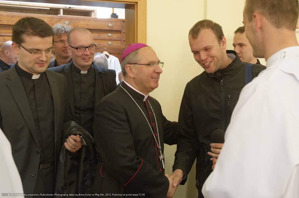 Pri práci zažíva Pavol Hudák aj takéto srdečné zvítania s najvyššími cirkevnými predstaviteľmi na Slovensku. Na fotke s arcibiskupom Bernardom Boberom. 