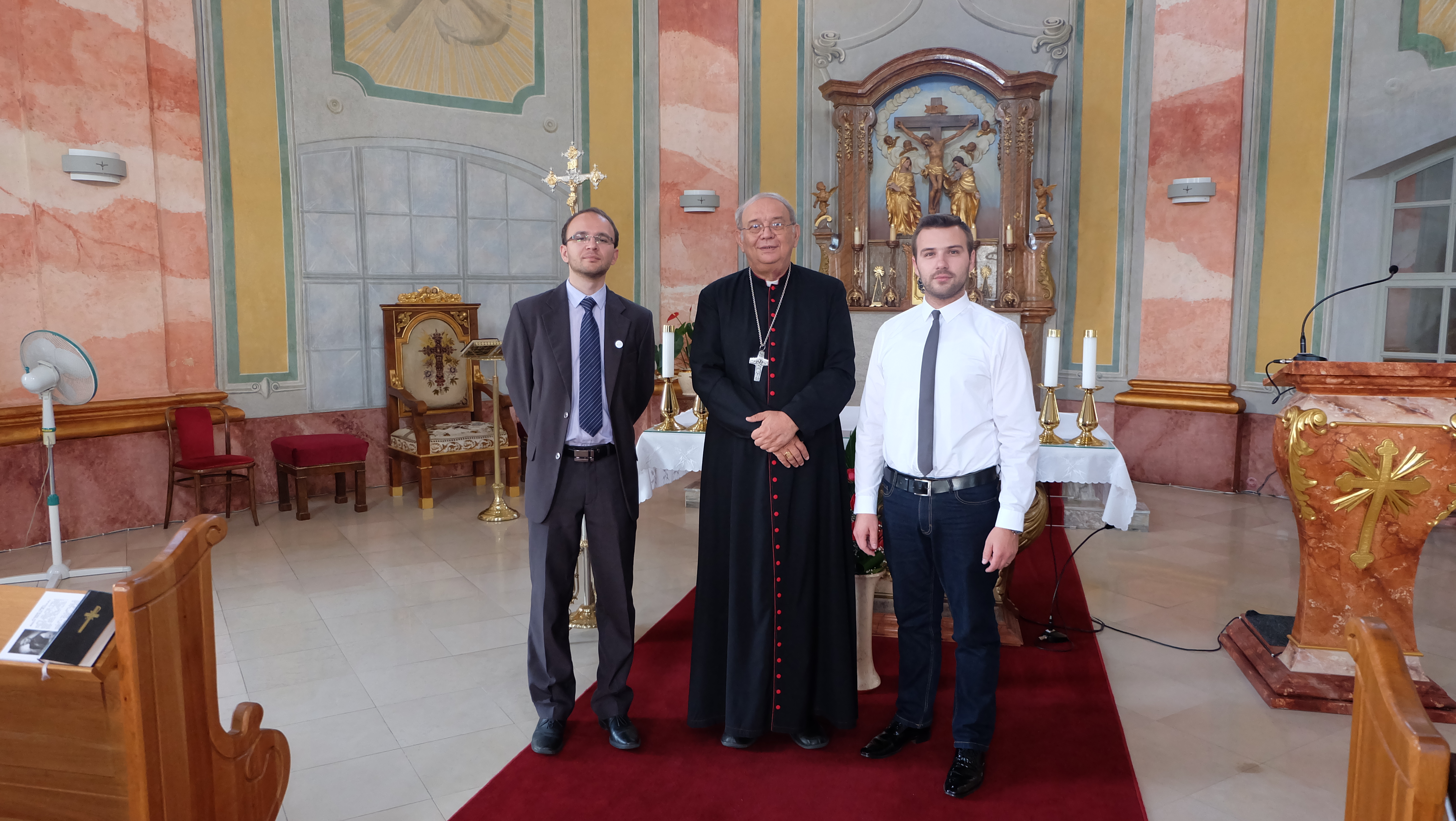 Vľavo redaktor Ivo Novák, vpravo programový riaditeľ Rádia LUMEN Martin Šajgalík s trnavský arcibiskupom v kaplnke na arcibiskupskom úrade.