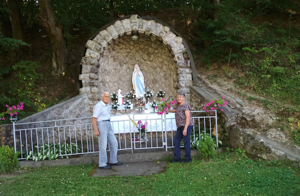 Manželia Jozef a Helena z Nitry sa počas pobytu v Brusne obohatili aj duchovne práve pri soche Panny Márie.