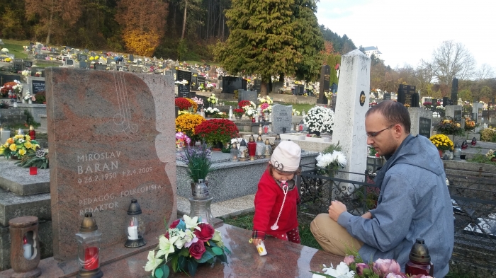 Hrob Miroslava Barana na cintoríne v Slovenskej Ľupči (neďaleko Banskej Bystrice) navštívil redaktor Ivo Novák aj s dcérou Miriam