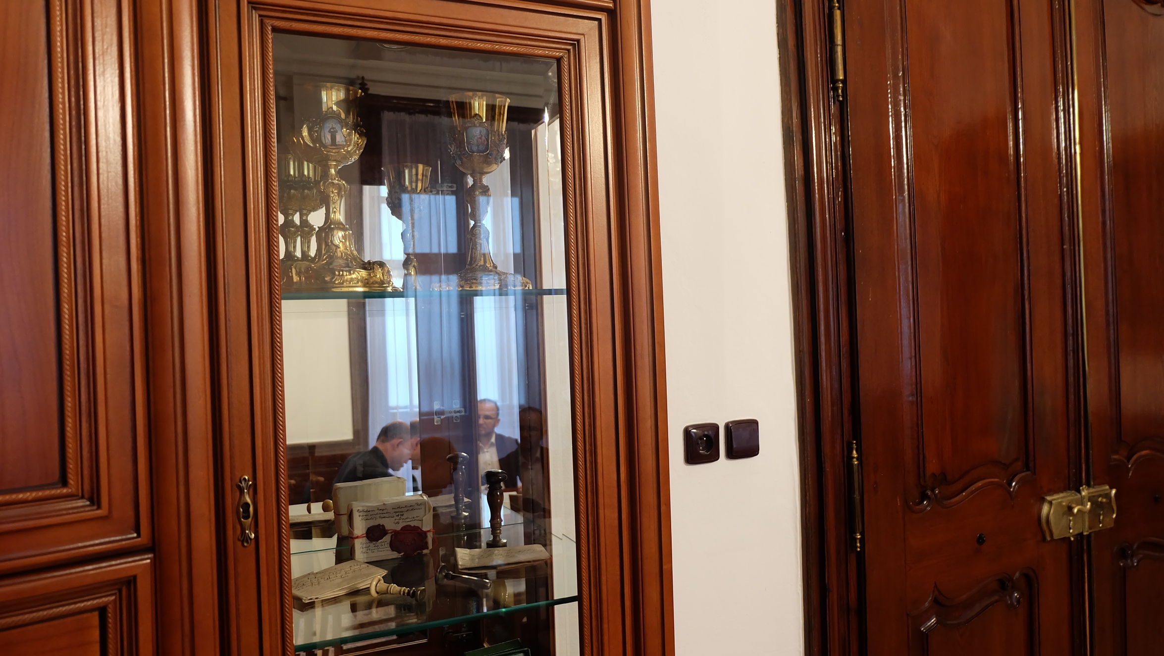 Rozhovor s otcom biskupom Chovancom v zrkadlení v miestnostiach biskupského úradu v Banskej Bystrici