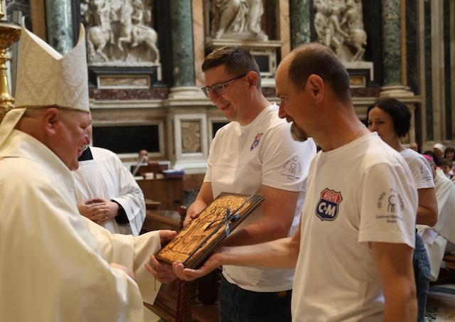 Proglas priniesli motorkári, dostane ho Svätý Otec