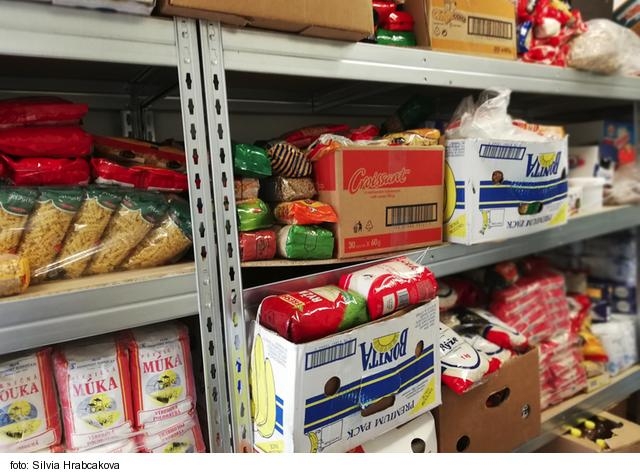 Charita dala ľuďom v núdzi tisícky balíkov s potravinami a drogériou