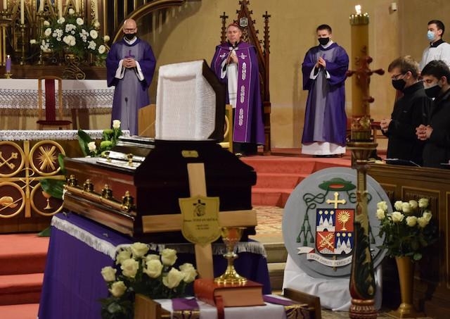 PODCAST: Výber z príhovorov na pohrebe biskupa Štefana Sečku