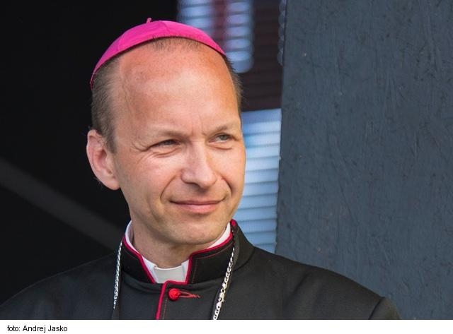 Pomocný bratislavský biskup Jozef Haľko aj v adventnom čase pokračuje vo vydávaní krátkych videí