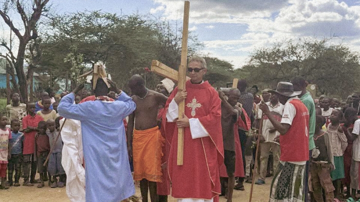 Tam, kde rajom nazývajú zelenú trávu: Misionár Marián Kašaj o živote s kmeňom Samburu