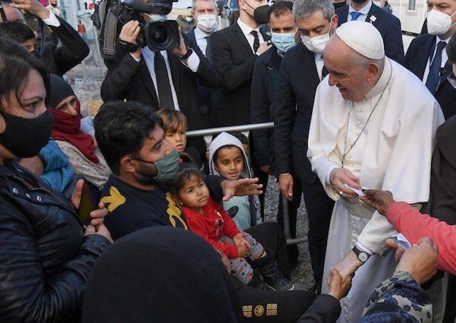 Pápež František počas svojej návštevy Lesbosu vyjadril ľútosť nad spôsobom, akým sa vo svete rieši migrácia