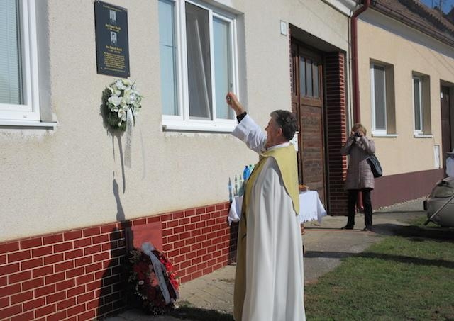 Vo Vištuku pri Trnave odhalili pamätnú tabuľu bratom Macákovcom