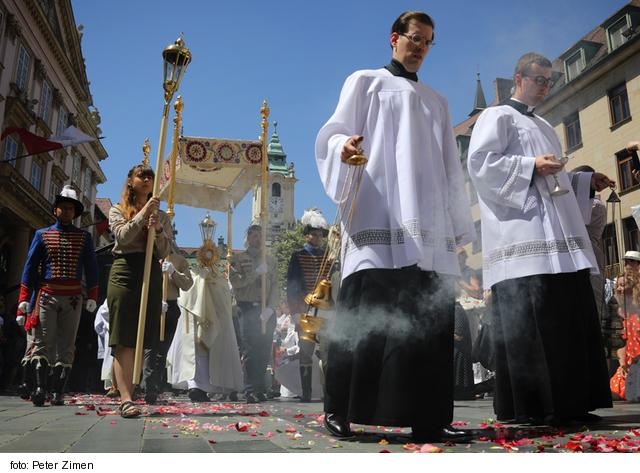 Vo viacerých slovenských mestách sa v nedeľu konala slávnosť Božieho tela a krvi spojená s eucharistickou procesiou