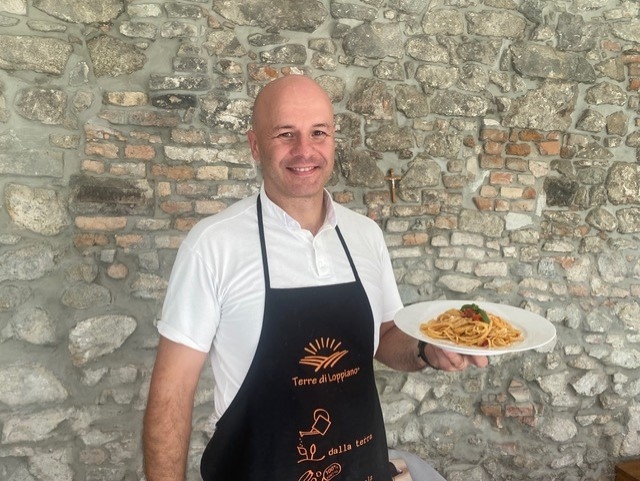 Kňaz Cyril Jančišin pripravuje klasiku z talianskej kuchyne