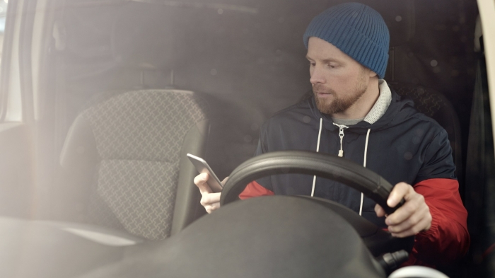 Mobil za volantom rozptyľuje. Rádio informuje a pomáha zvládať únavu bez toho, aby vodič spustil oči z cesty