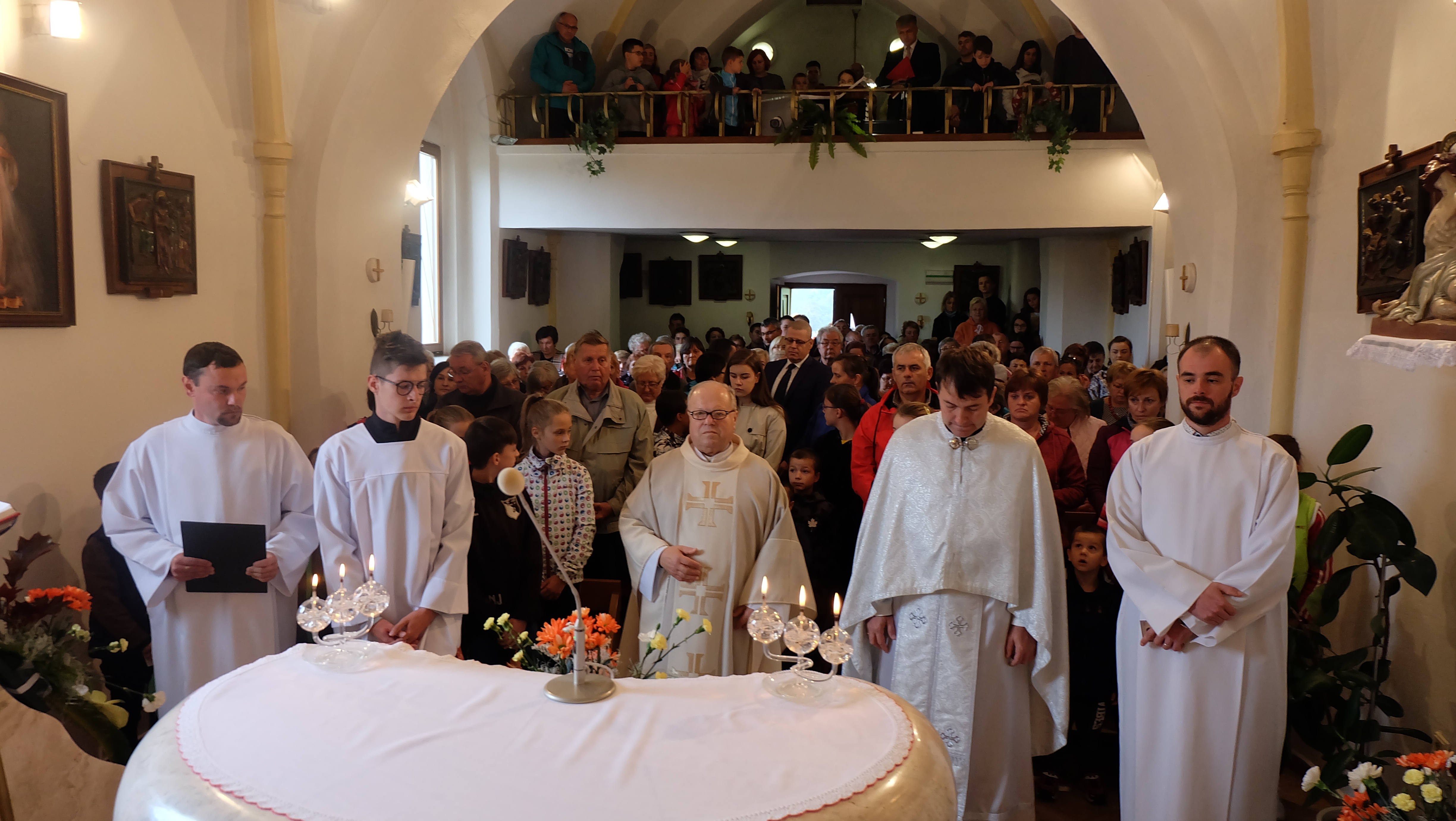 Lumentúra sa začala sv. omšou v kostolíku Povýšenia Sv. Kríža. Hlavným celebrantom bol tamojší farár Vincent Burda.