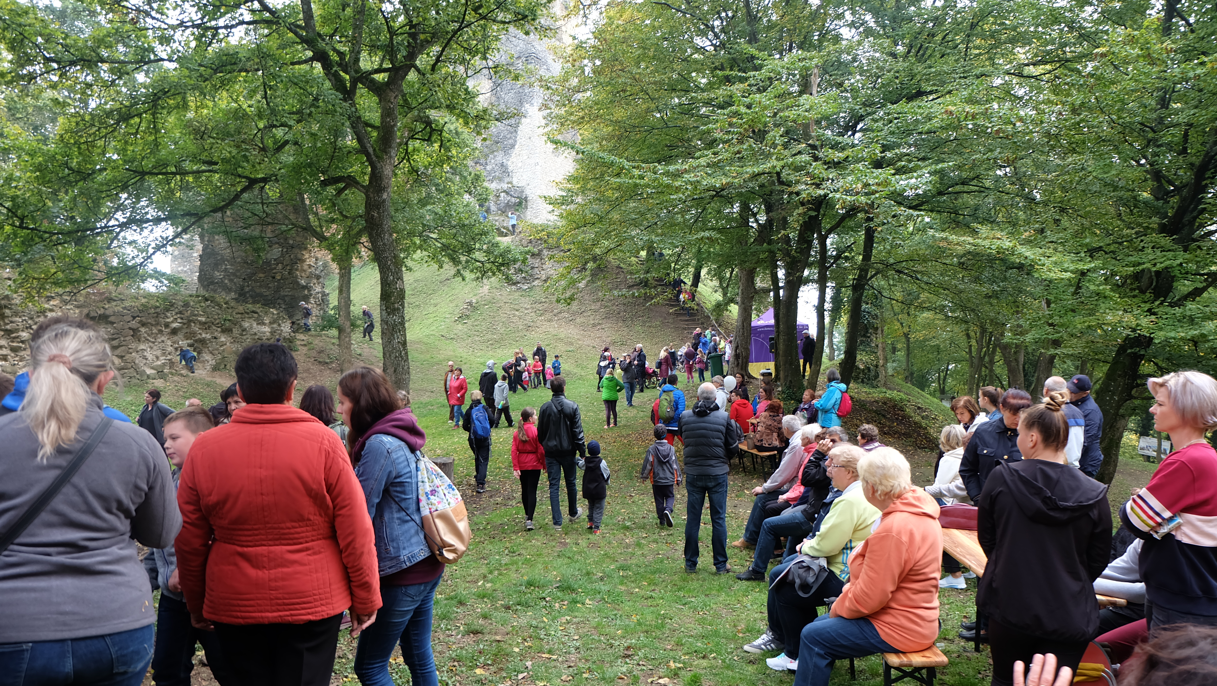 Lumenturisti obsadili čistinku pod hradom