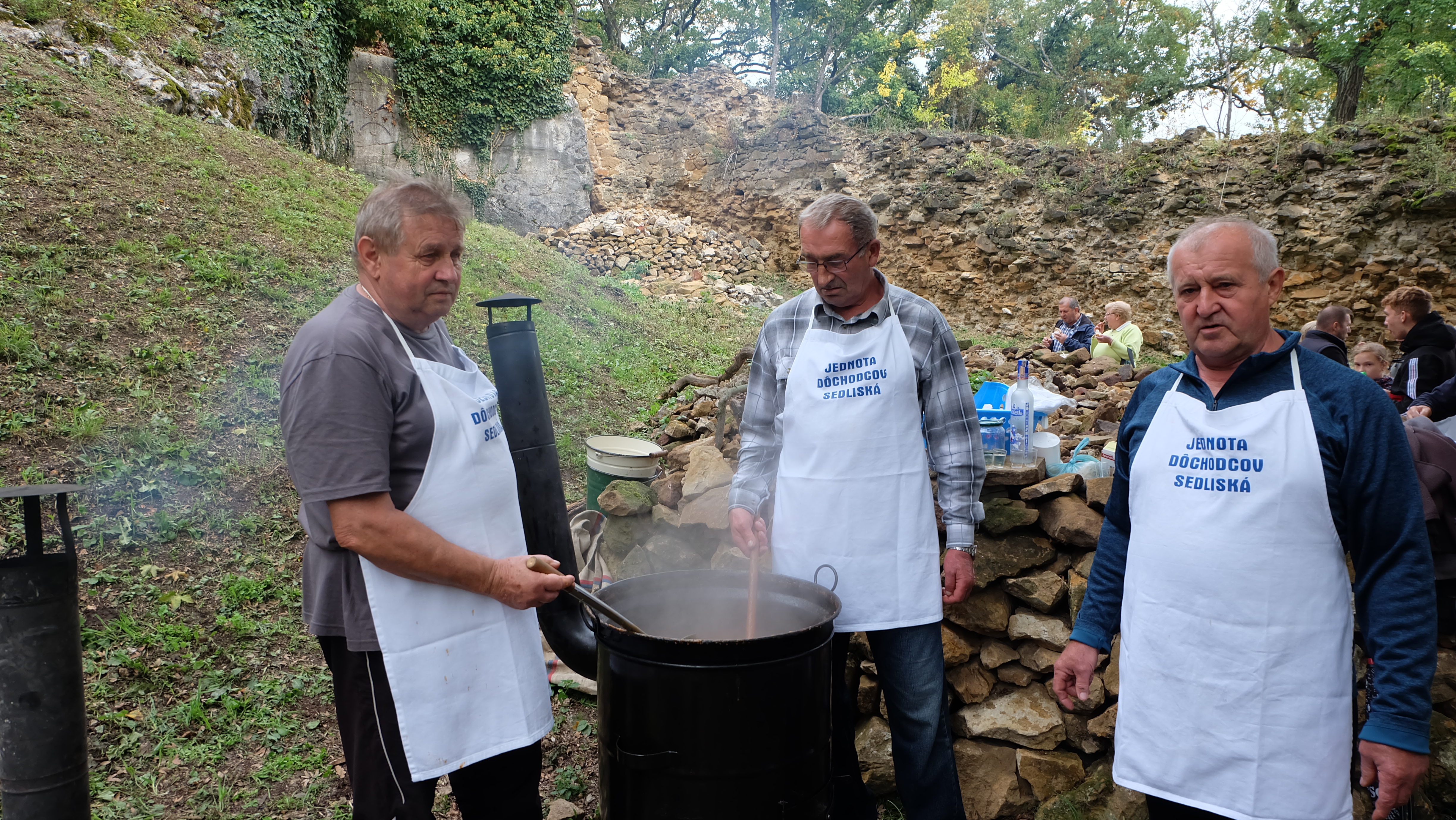 Vďaka dôchodcom z Jednoty v Sedliskách a starostovi obce Matejovi Sabolovi nechýbalo občerstvenie pre turistov