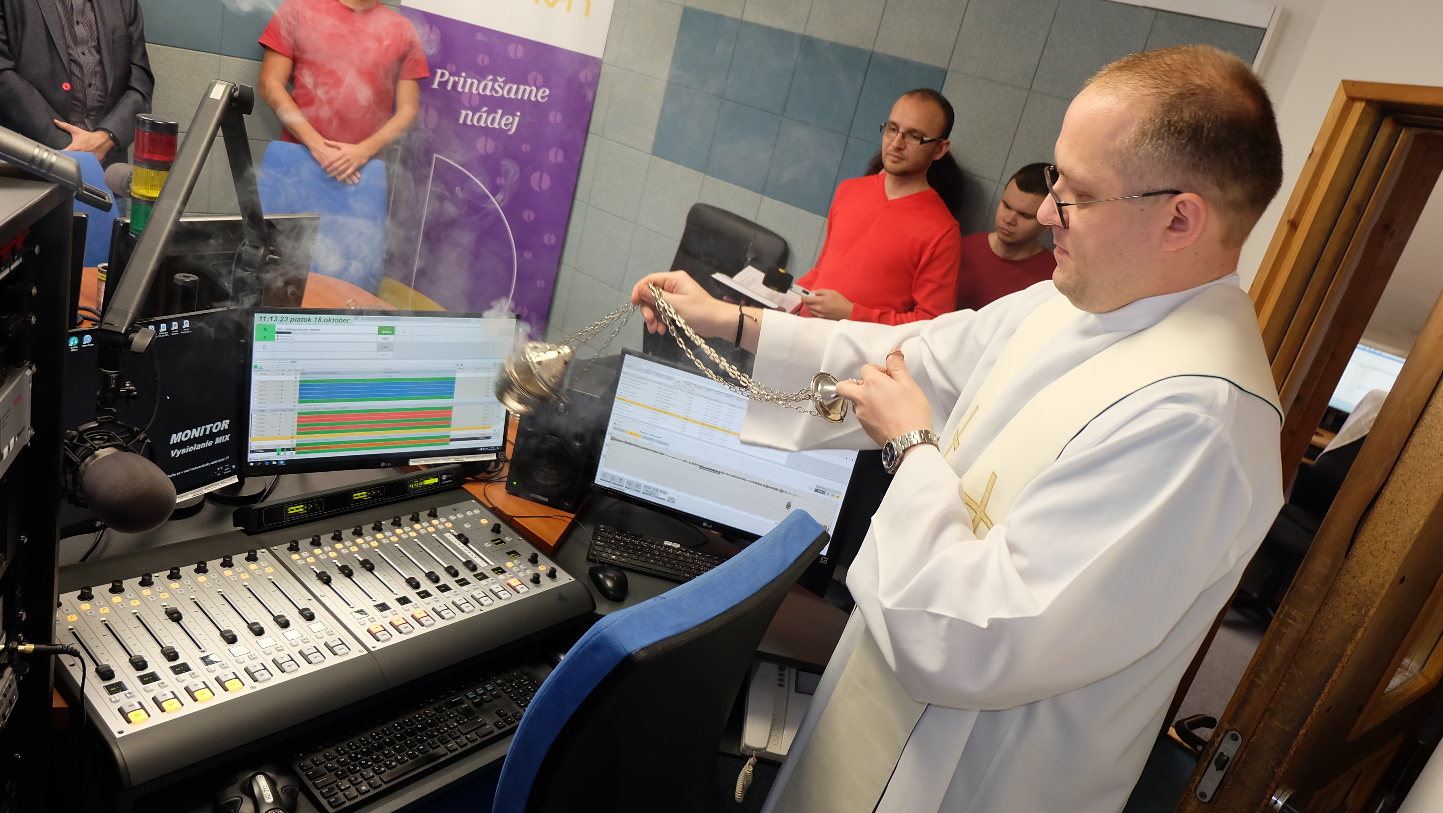 Pavol Jurčaga, náboženský redaktor Rádia LUMEN počas požehnávania obnovených priestorov vysielacieho štúdia