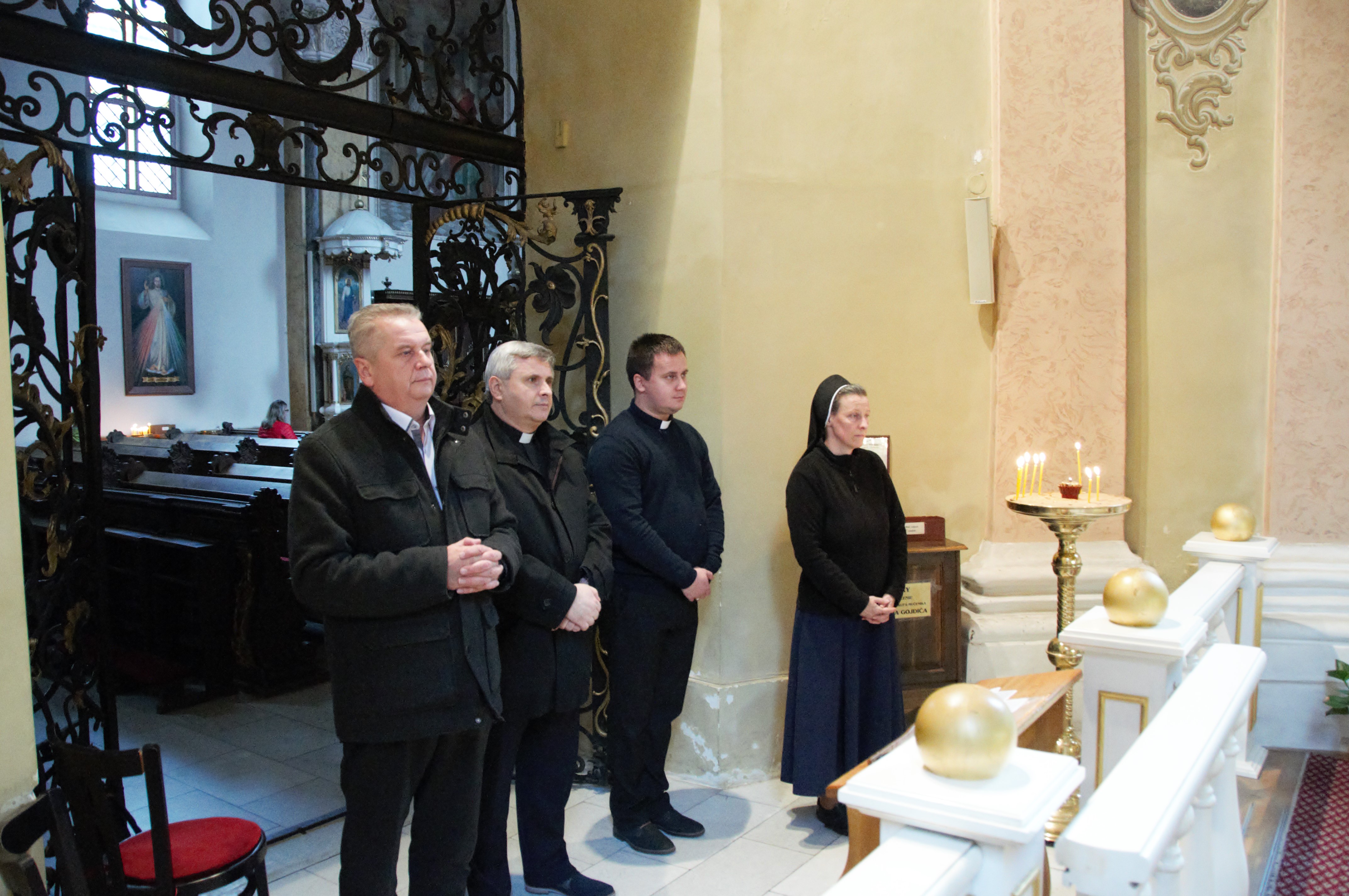 Pamiatku biskupa Gojdiča si uctil aj riaditeľ košického štúdia Rádia LUMEN, Jaroslav Fabian (prvý zľava)