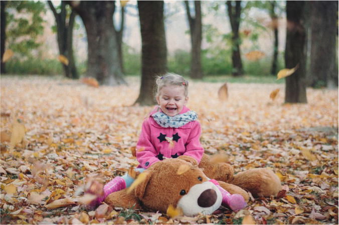 Jedna z fotografií talentovanej Denisy zachytáva dievčatko šantiace v lístí.