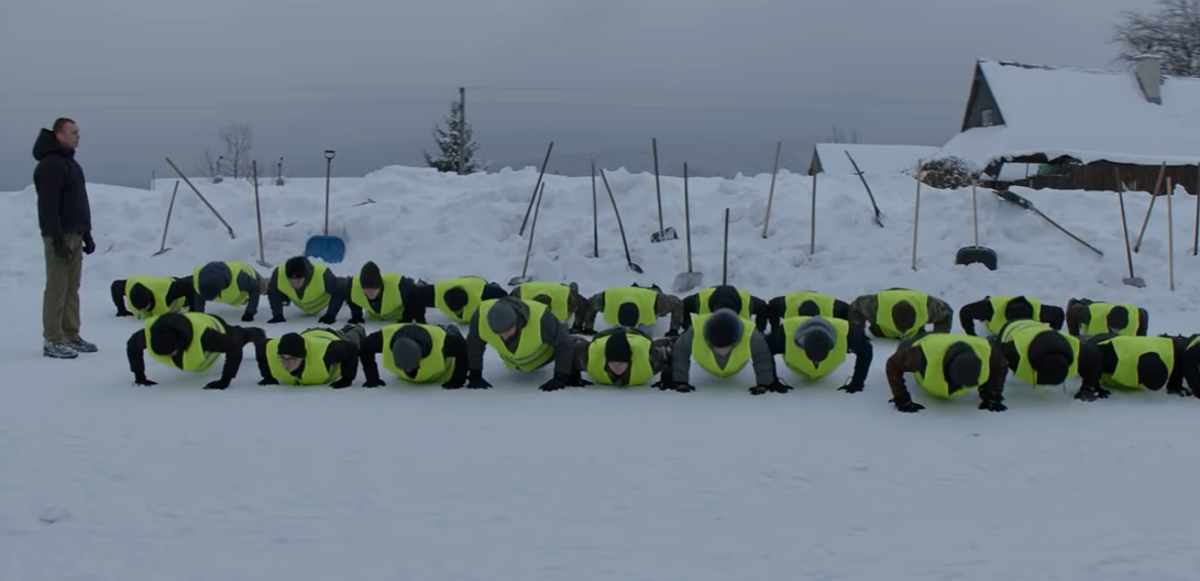 Film upozorňuje na nebezpečenstvo činnosti polovojenských organizácii